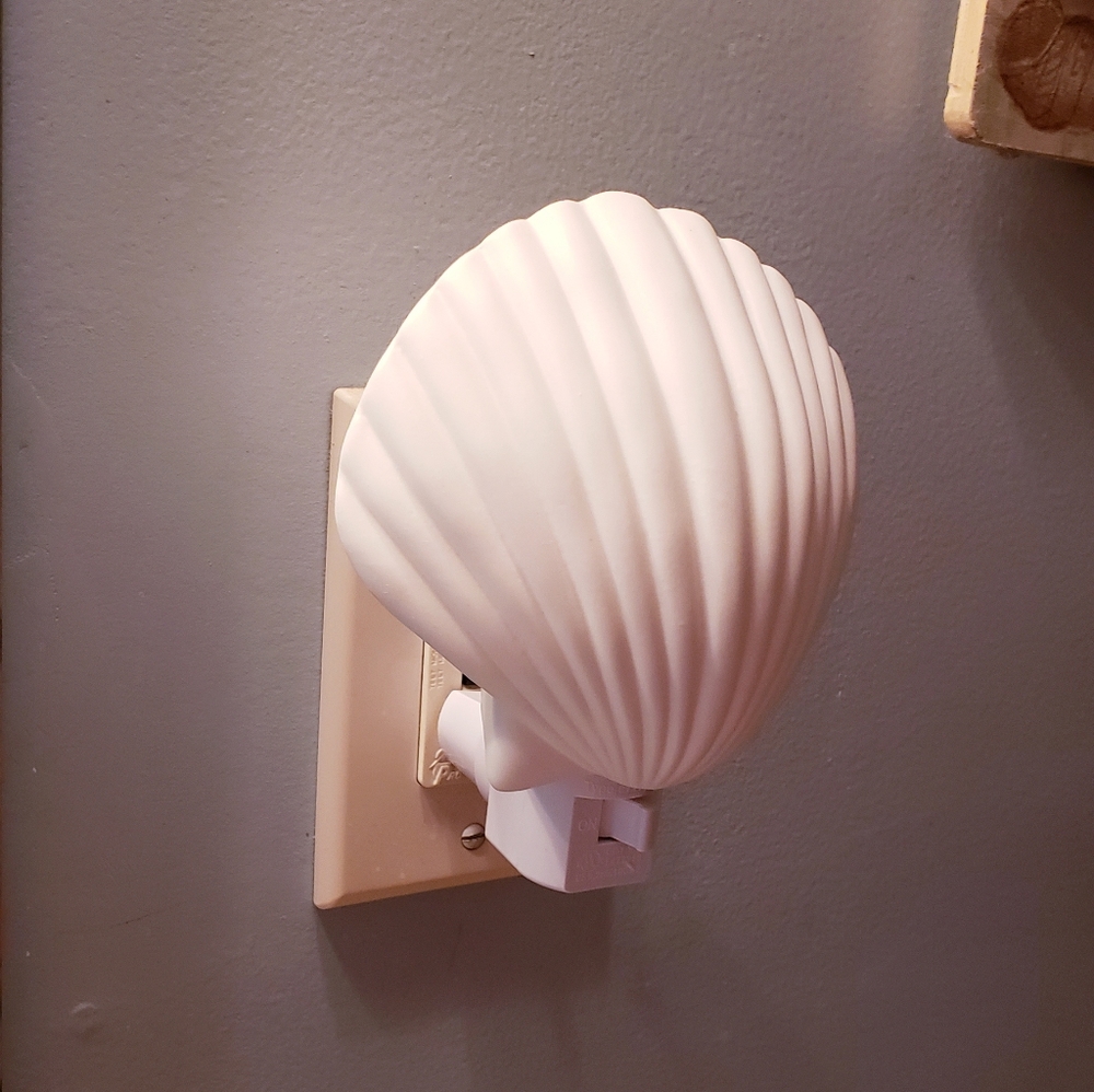 Beachy Coastal Shell Night Light - Picture 5 of 12